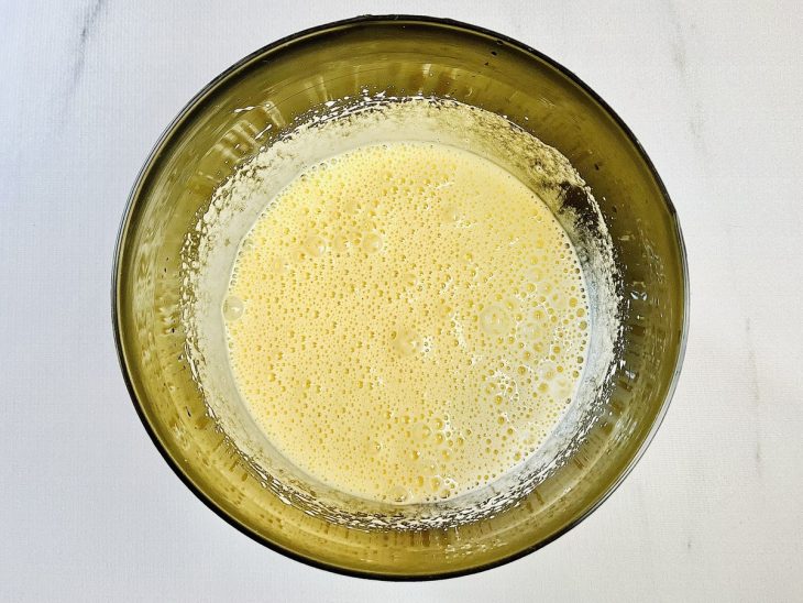 Ovos, açúcar e baunilha sendo batidos na batedeira.