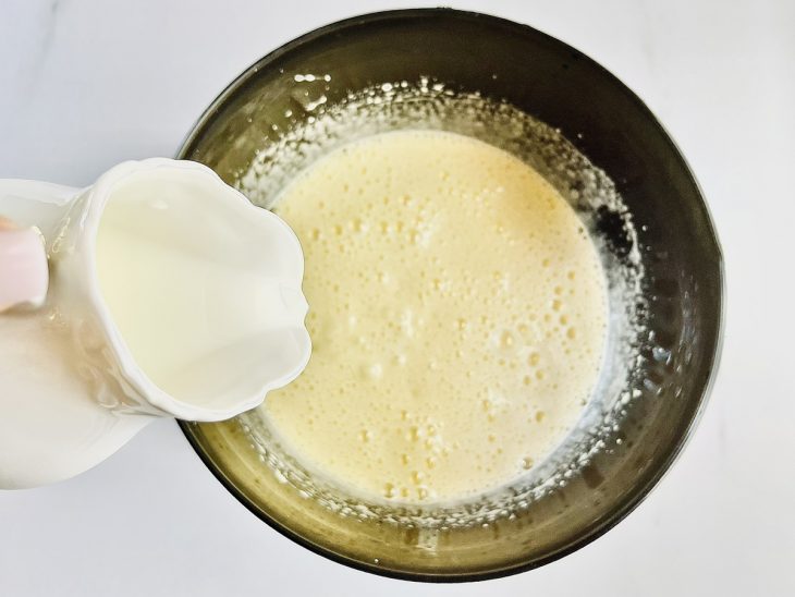 Leite e óleo sendo incorporados delicadamente.