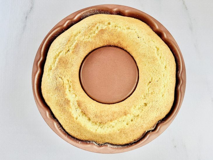Bolo assando no forno até dourar.