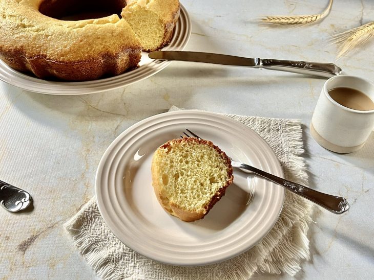 Bolo de trigo fofinho servido no prato.