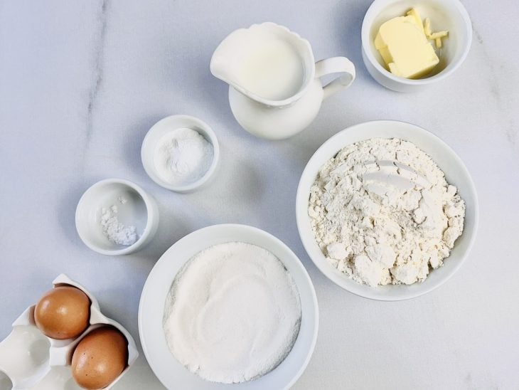 Ingredientes para a receita reunidos em uma bancada.