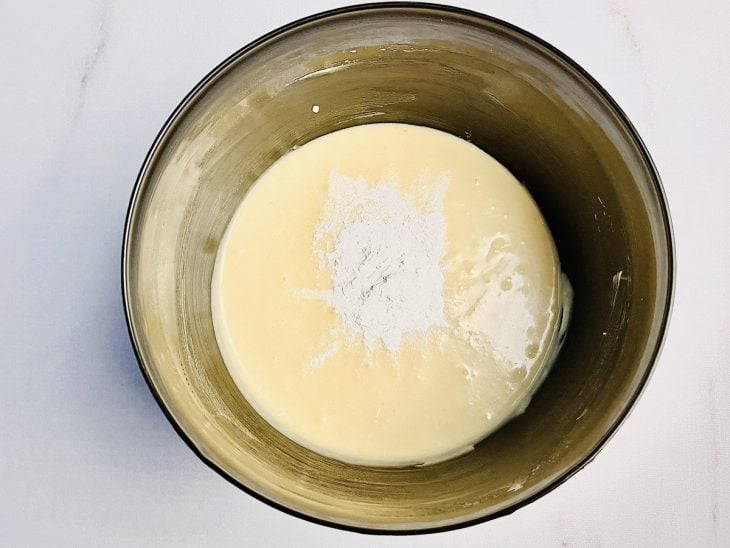 Demais ingredientes e fermento adicionado na tigela.