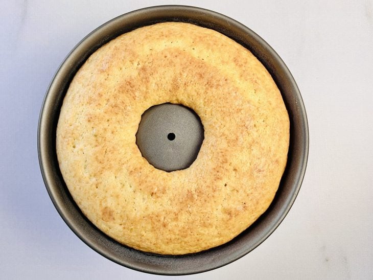 Bolo de trigo simples assado na forma.