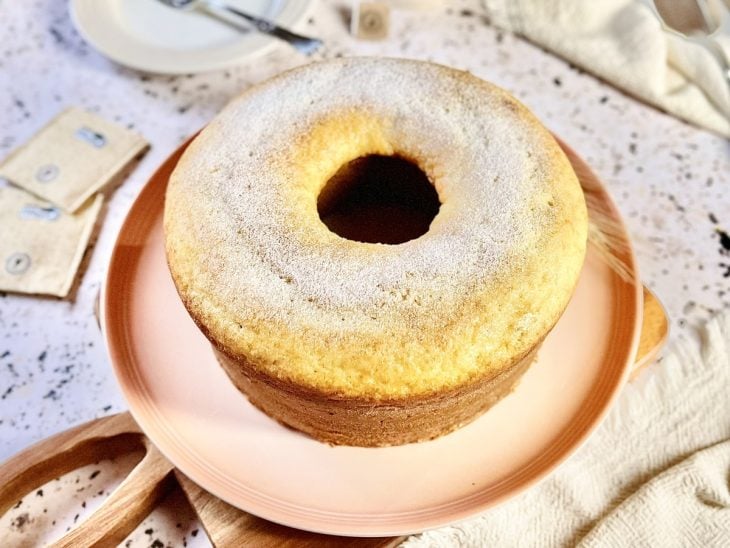 Bolo de trigo simples desenformado e pronto para consumo.