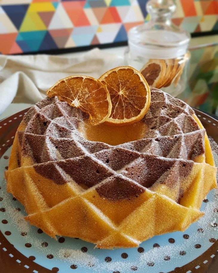 Bolo donut de laranja e chocolate