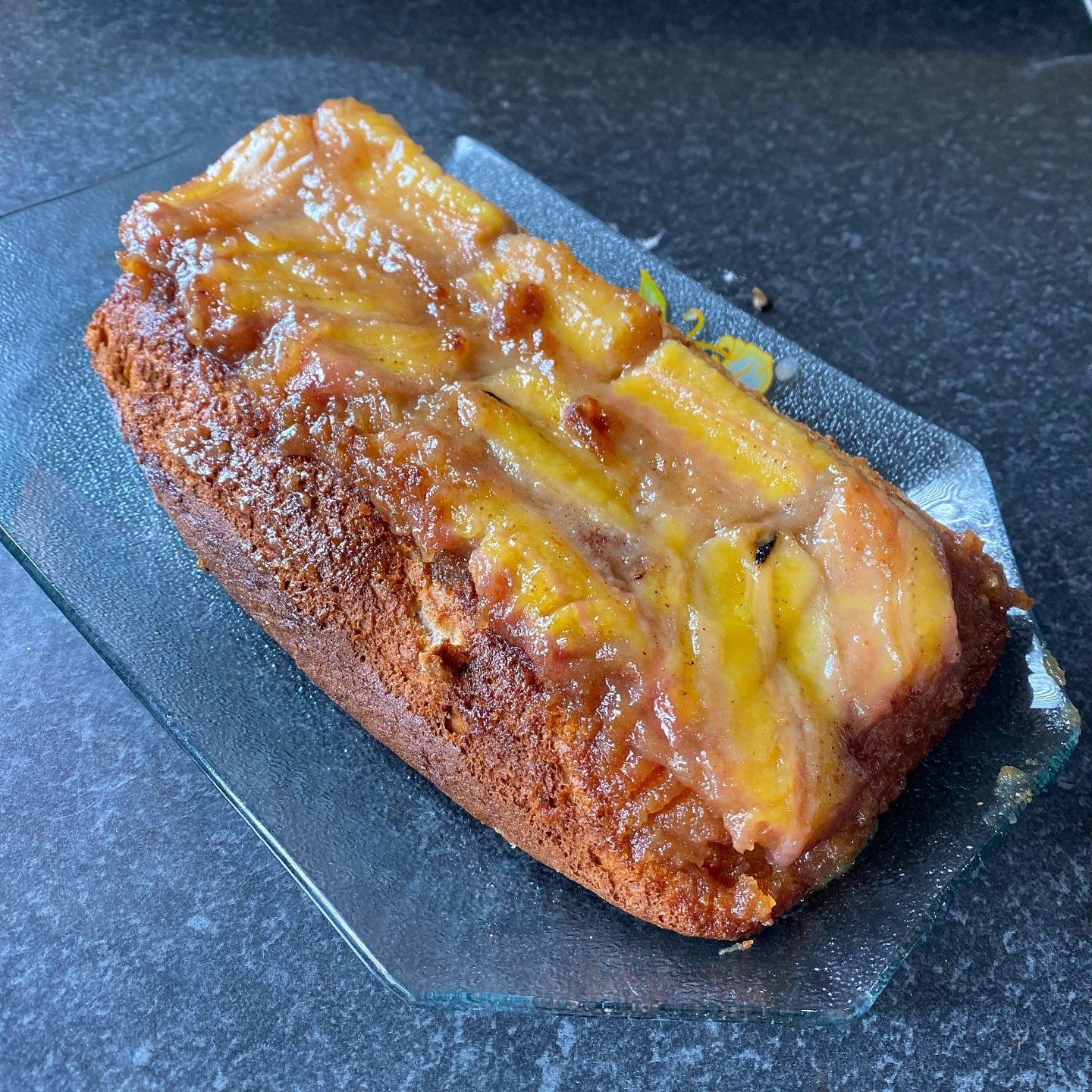 Bolo fit de banana caramelizada