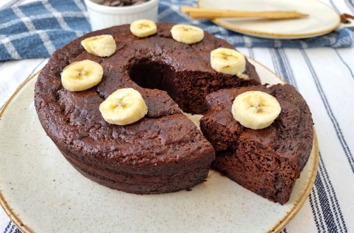 Bolo fit de banana com chocolate