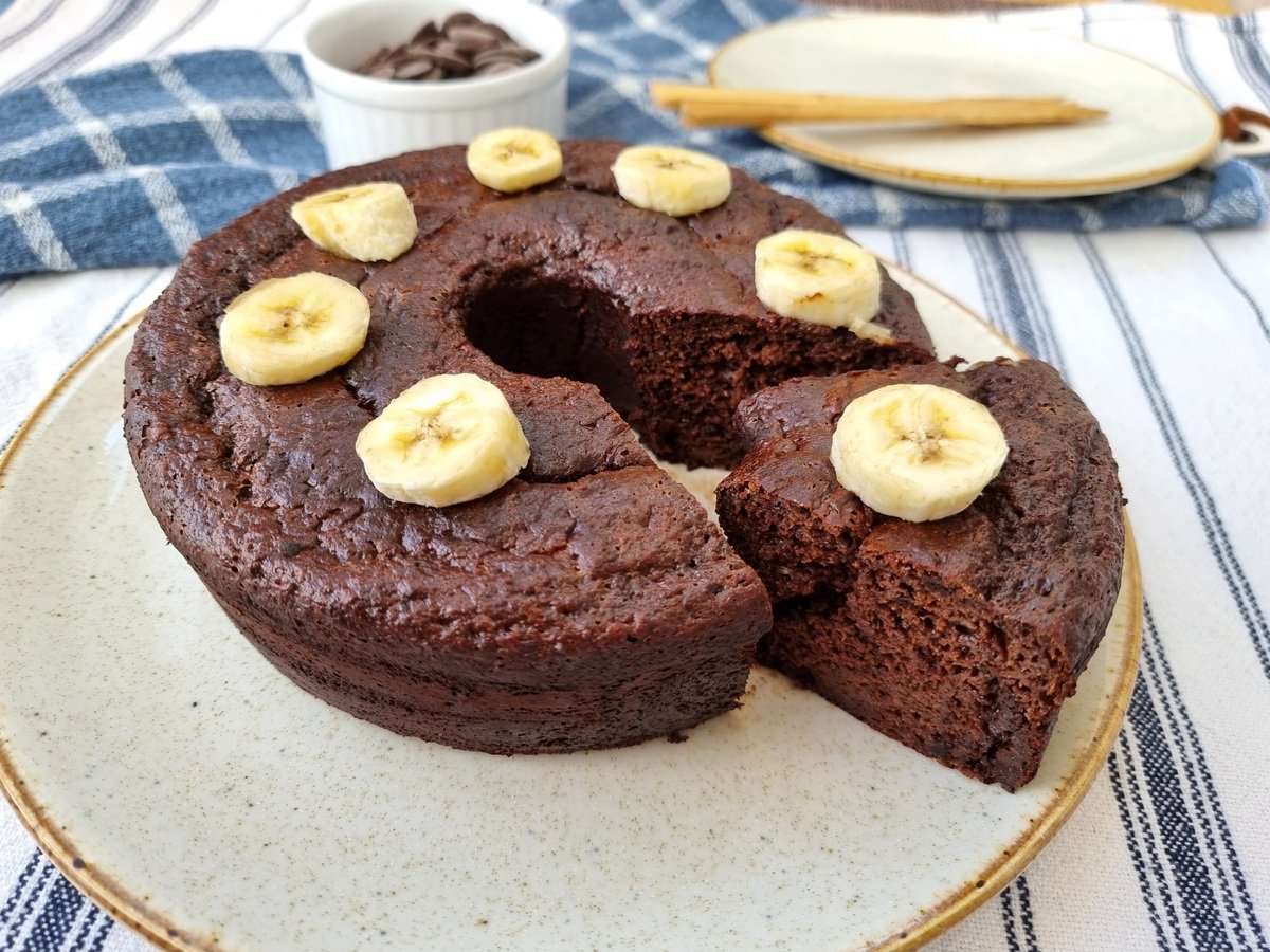 Bolo fit de banana com chocolate