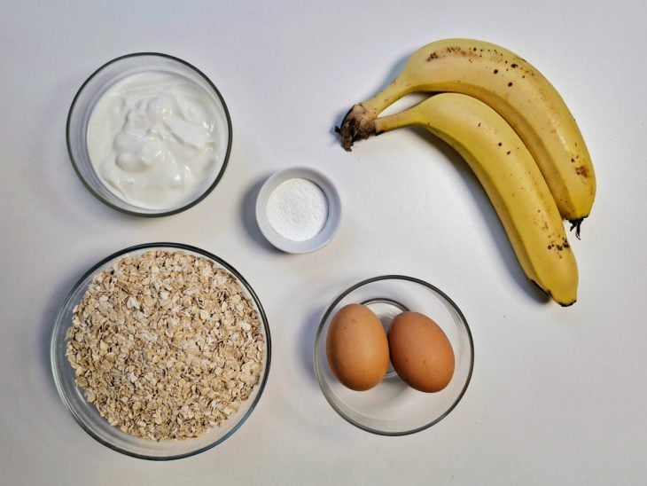 Ingredientes reunidos em uma bancada.