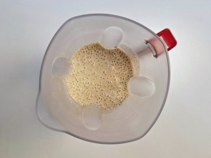 Banana, ovos, iogurte, aveia e fermento em pó misturados em um liquidificador.