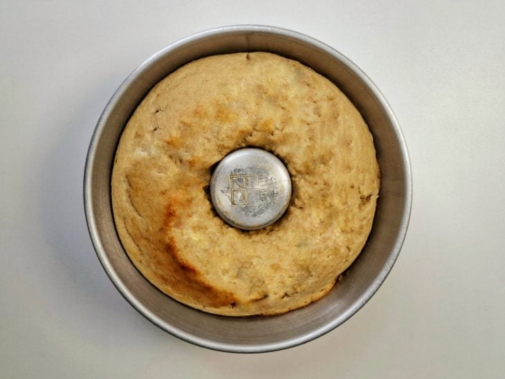 Bolo fit de banana assado na forma.