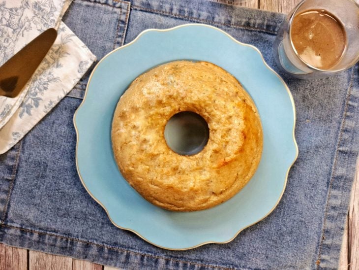 Bolo fit de banana desenformado pronto para consumo.