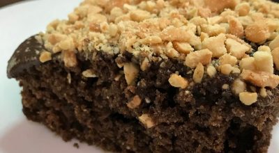 Bolo fit de chocolate com castanhas