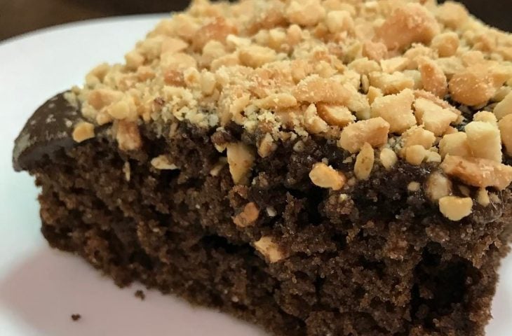 Bolo fit de chocolate com castanhas
