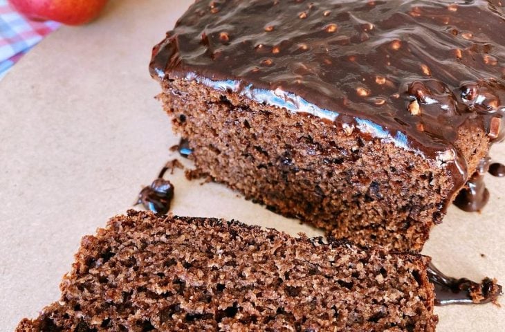 Bolo fit de chocolate com maçã