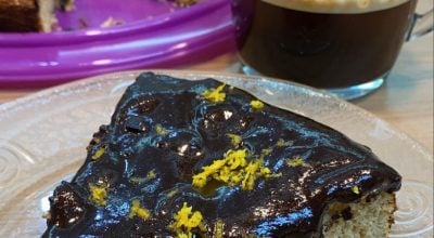 Bolo fit de laranja com cobertura de chocolate
