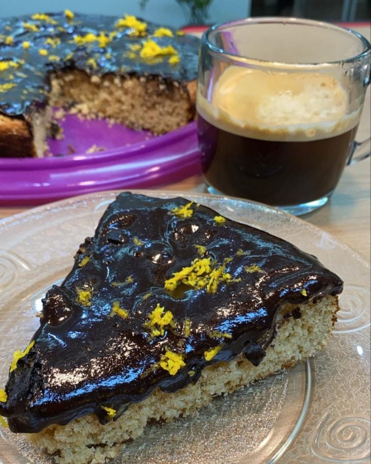 Bolo fit de laranja com cobertura de chocolate