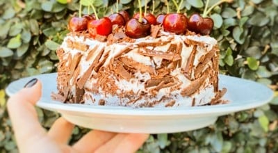 Bolo floresta negra com cerejas frescas