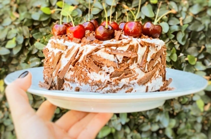 Bolo floresta negra com cerejas frescas