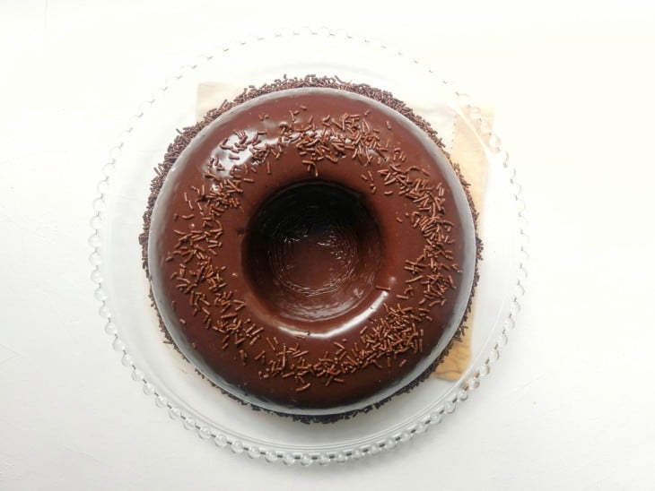 Um recipiente contendo bolo fofinho com gotas de chocolate.