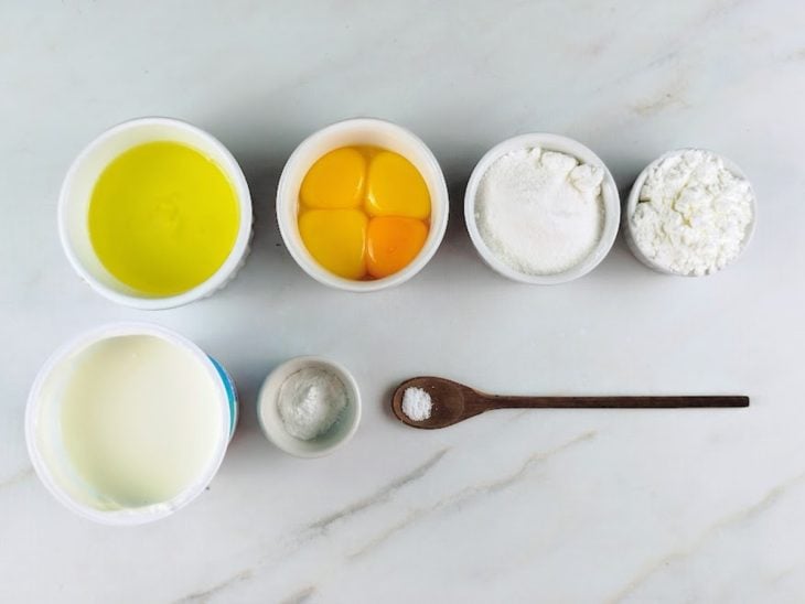 Ingredientes para a receita reunidos em uma bancada.