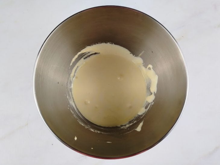 Gemas e açúcar batidos com uma batedeira.