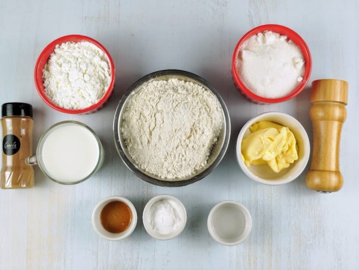 Ingredientes reunidos para o preparo do bolo fofo sem ovo.