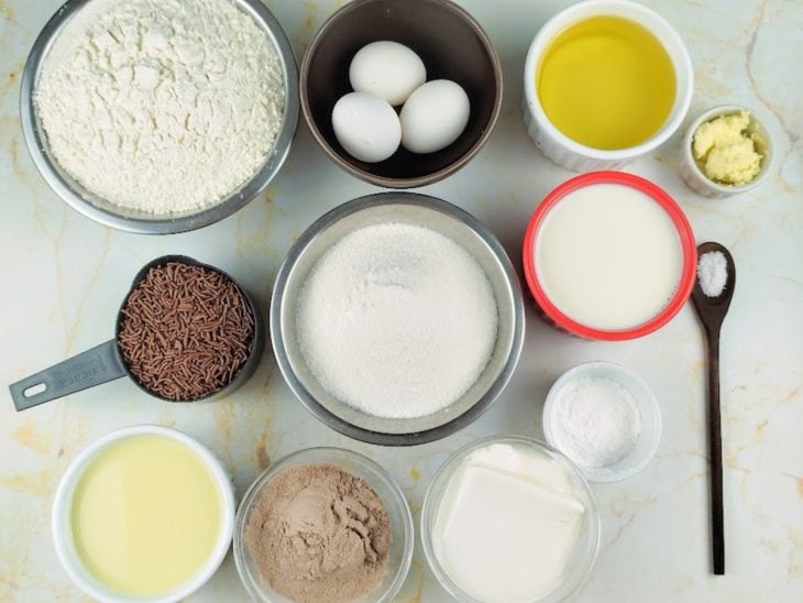 Ingredientes para a receita de bolo formigueiro com cobertura.