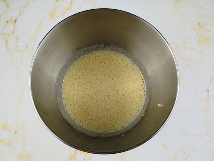 Ingredientes batidos na tigela.