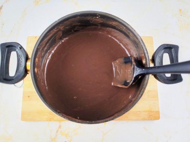 Cobertura de chocolate pronta em uma panela.