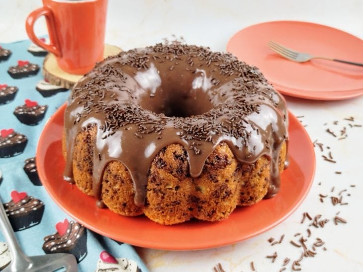 Bolo formigueiro finalizado com cobertura de chocolate e granulado.