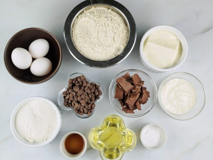 Ingredientes para a receita de bolo formigueiro com gotas de chocolate.