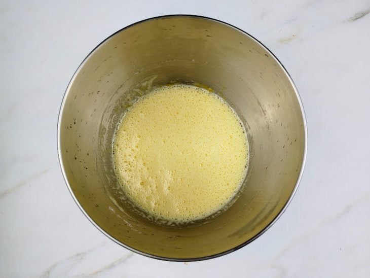 Ovos e açúcar batidos em uma tigela.