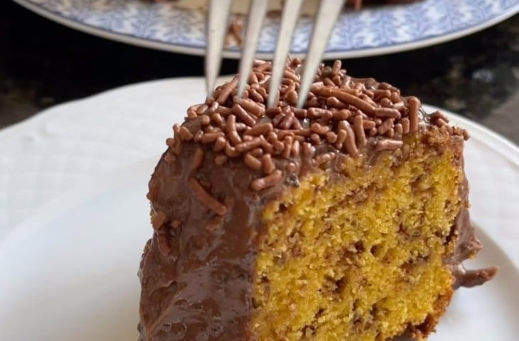 Bolo formigueiro de cenoura com raspas de laranja