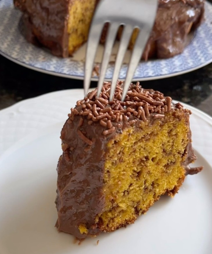 Bolo formigueiro de cenoura com raspas de laranja