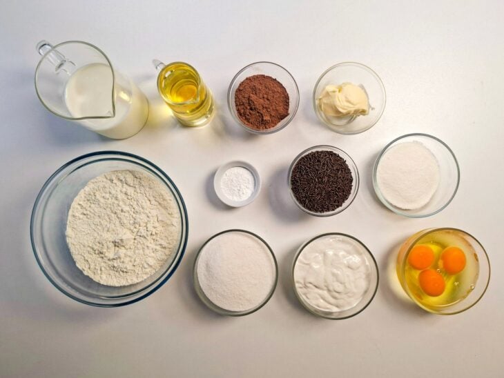 Ingredientes separados sobre a bancada.