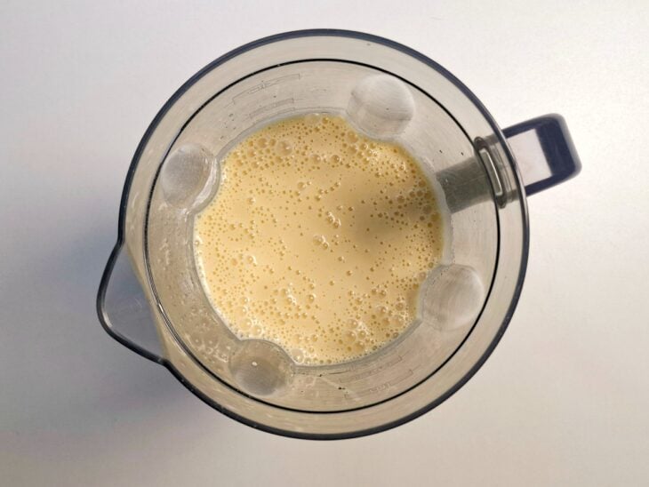 Ingredientes da massa batendo no liquidificador.