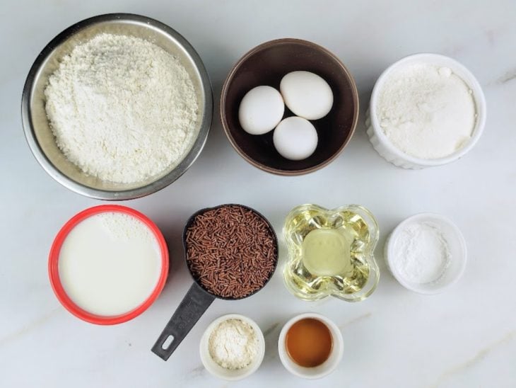 Ingredientes reunidos em uma bancada.