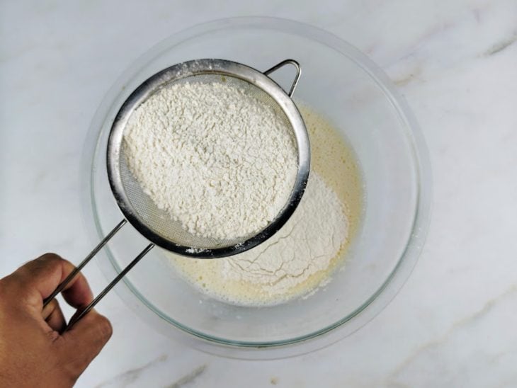 Leite, farinha de trigo e fermento em pó adicionados a tigela.