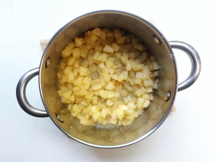 Panela com abacaxi em cubos pequenos.