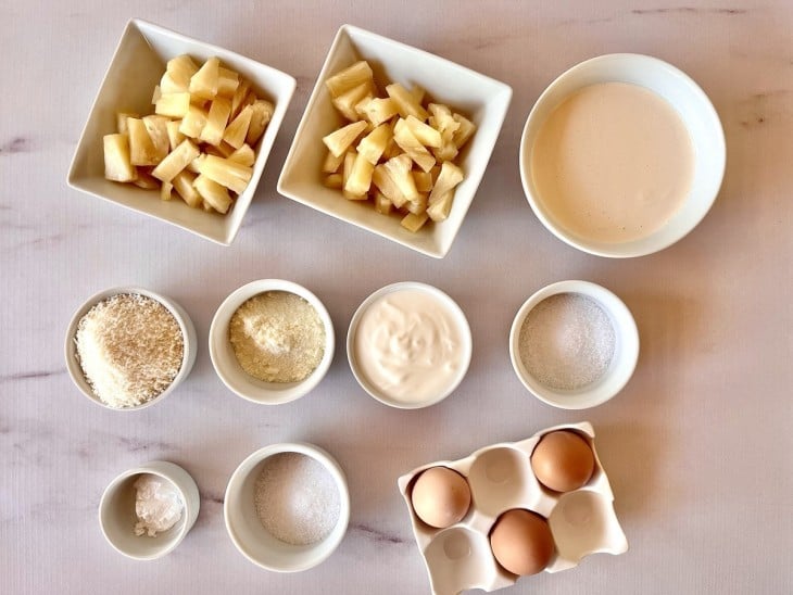 Ingredientes do bolo gelado de abacaxi sem farinha e sem açúcar reunidos.