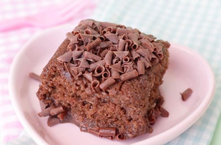 Bolo gelado de chocolate com calda