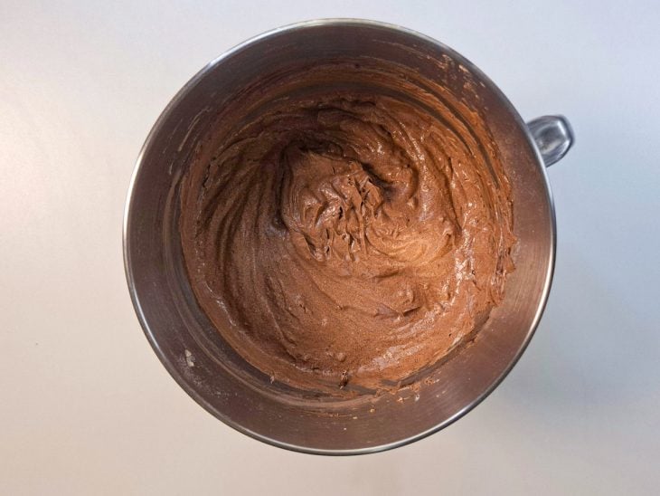 Ingredientes adicionados na tigela e incorporados.