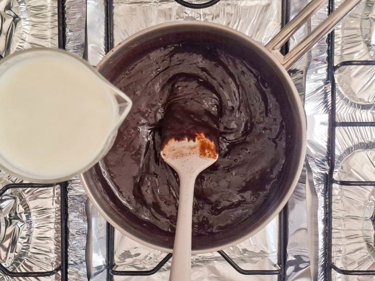 Leite para ser adicionado na panela com brigadeiro.