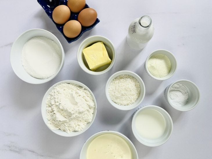 Ingredientes para a receita de bolo gelado de coco com beijinho.