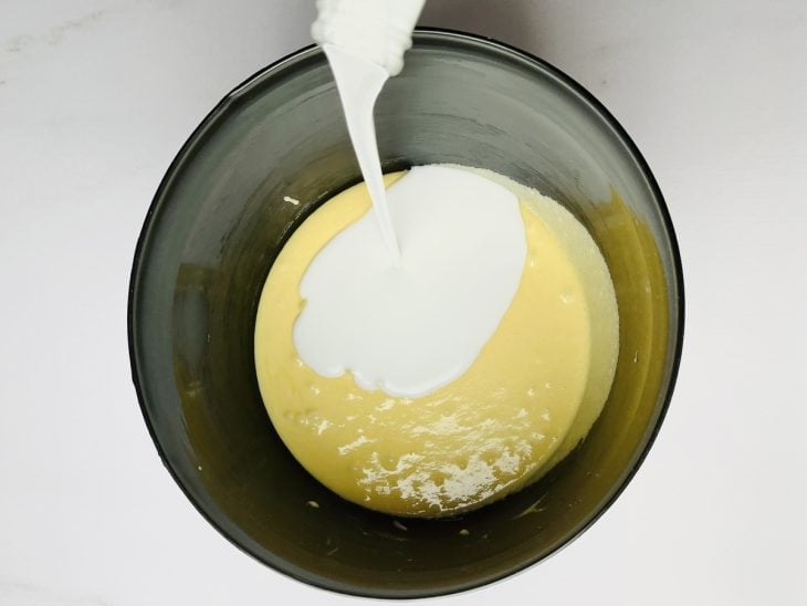 Ingredientes incorporados com um fouet em uma tigela.
