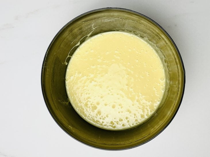 Farinha e leite adicionados e incorporados na tigela.