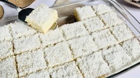 Bolo gelado de coco com beijinho