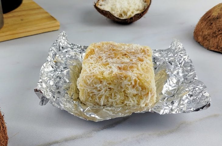 Bolo gelado de coco embrulhado