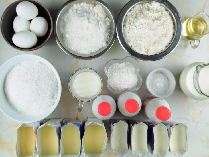 Ingredientes para a receita de bolo de coco recheado reunidos em uma bancada.